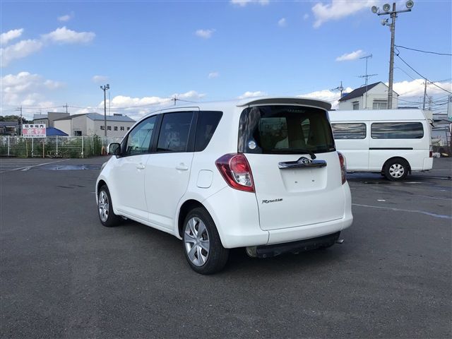 Toyota RACTIS 2010-08 11029-6