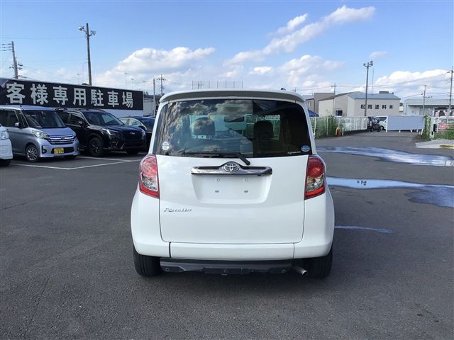 Toyota RACTIS 2010-08 11029-3