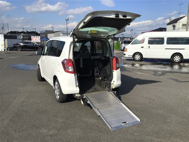 Toyota RACTIS 2010-08 11029-19
