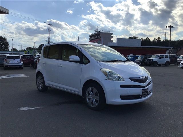 Toyota RACTIS 2010-08 11029-1