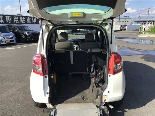 Toyota RACTIS 2010-08 11029-4