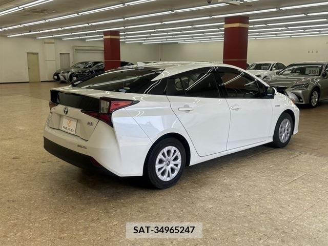 Toyota PRIUS 2019-10 282243-4