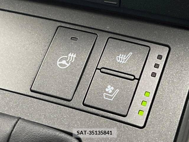 Lexus IS 2022-08 304439-5