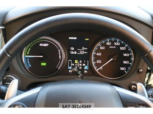 Mitsubishi OUTLANDER PHEV 2015-02 208666-20