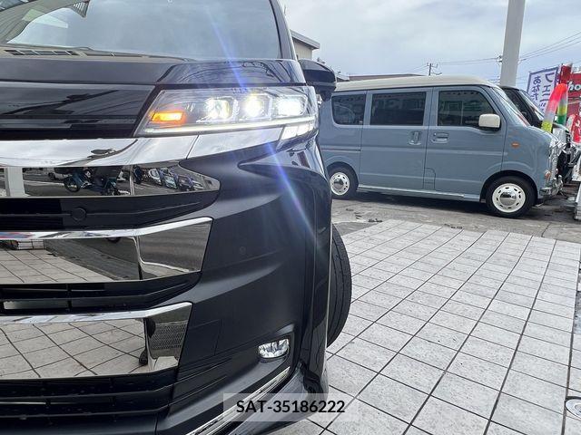 Toyota NOAH 2022-04 332592-3