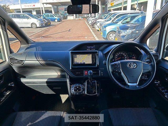 Toyota VOXY 2019-02 220892-1