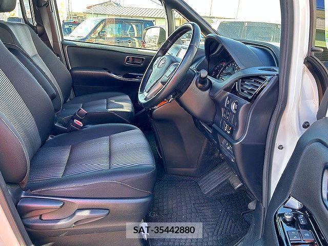 Toyota VOXY 2019-02 220892-3