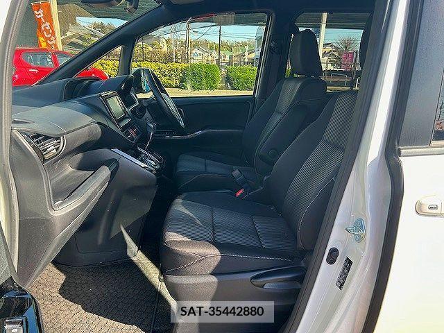 Toyota VOXY 2019-02 220892-18
