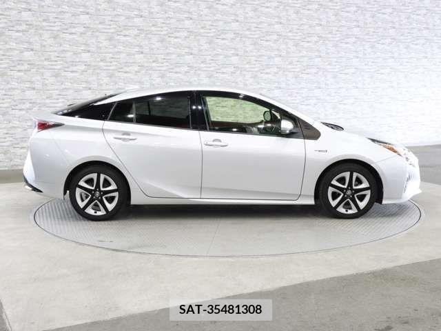 Toyota PRIUS 2016-08 383854-11