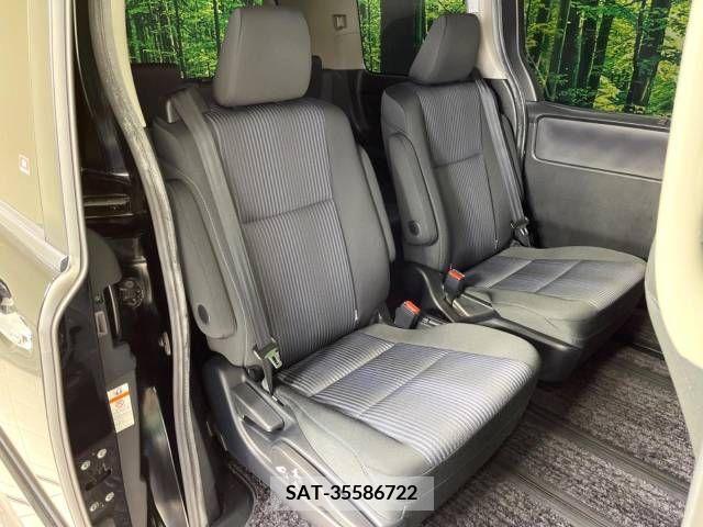 Toyota VOXY 2015-12 370394-9