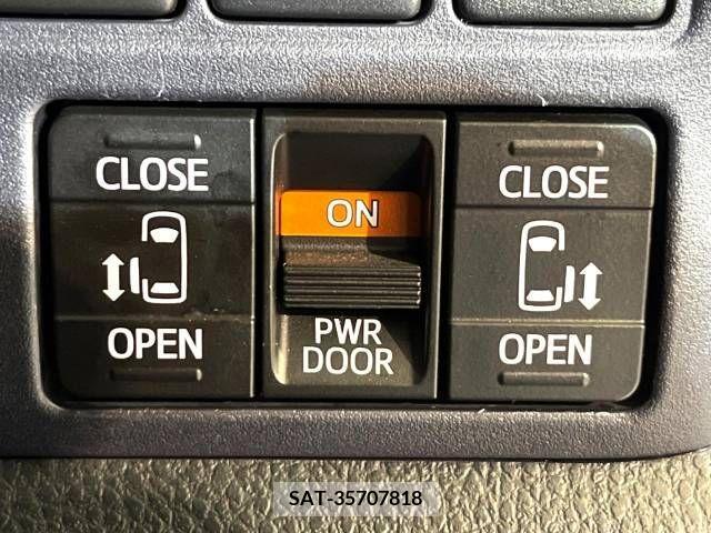 Toyota VOXY 2017-03 331009-6