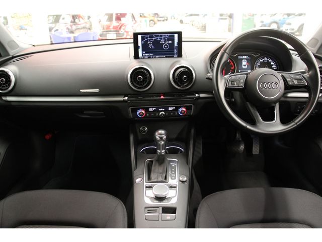 Audi A3 SEDAN 2018-09 13612-1