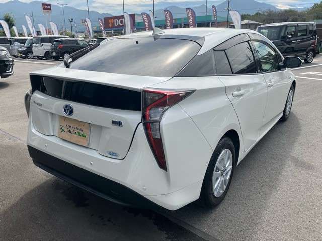 Toyota PRIUS 2018-02 13067-5