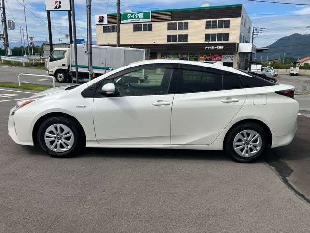 Toyota PRIUS 2018-02 13067-8