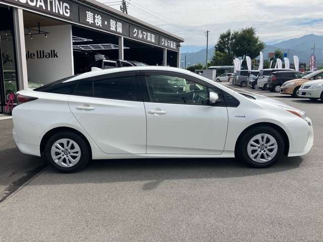 Toyota PRIUS 2018-02 13067-4