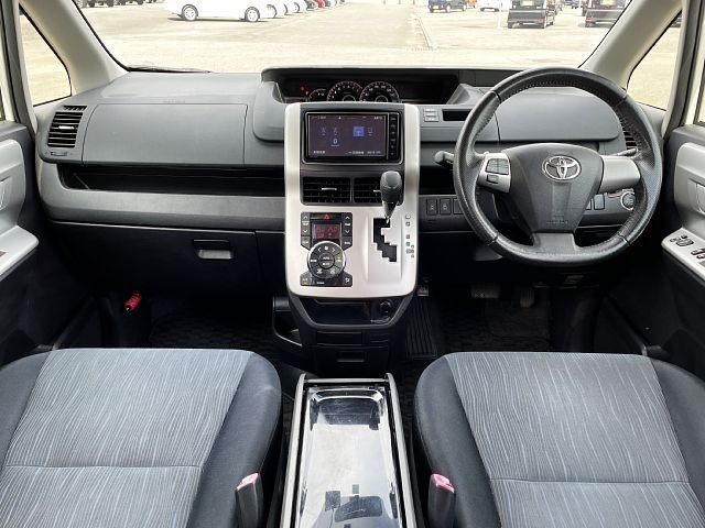 Toyota NOAH 2012-01 8854-1