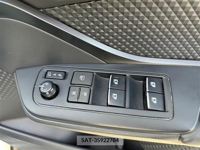 Toyota C-HR 2018-02 239410-17