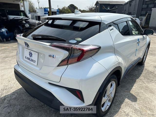 Toyota C-HR 2018-02 239410-11