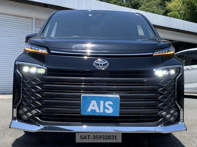 Toyota VOXY 2022-11 385572-3