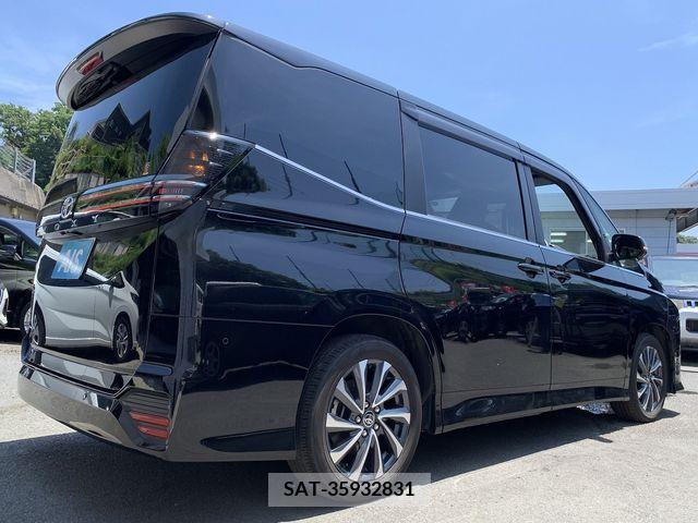 Toyota VOXY 2022-11 385572-1