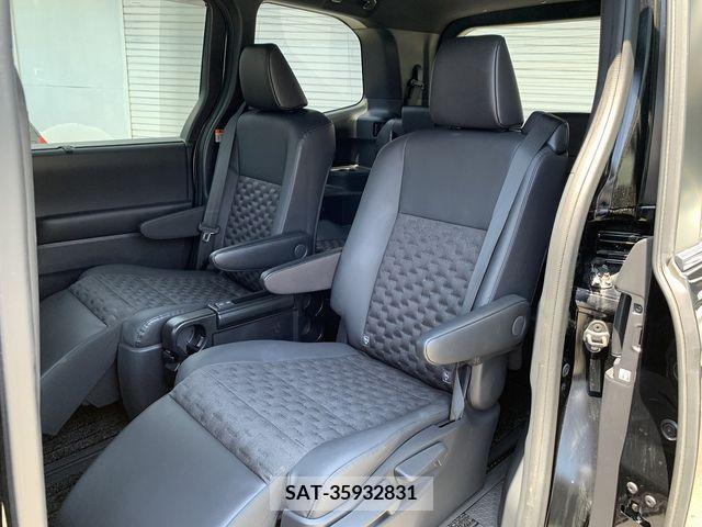 Toyota VOXY 2022-11 385572-19