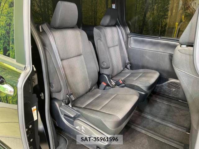 Toyota VOXY 2019-11 331687-9
