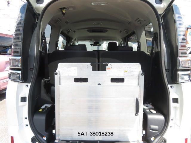 Toyota VOXY 2019-06 342383-8