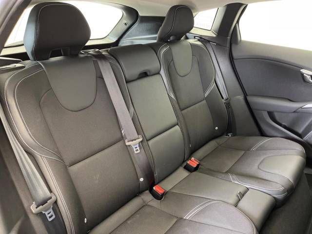 Volvo V40 2016-09 27912-12