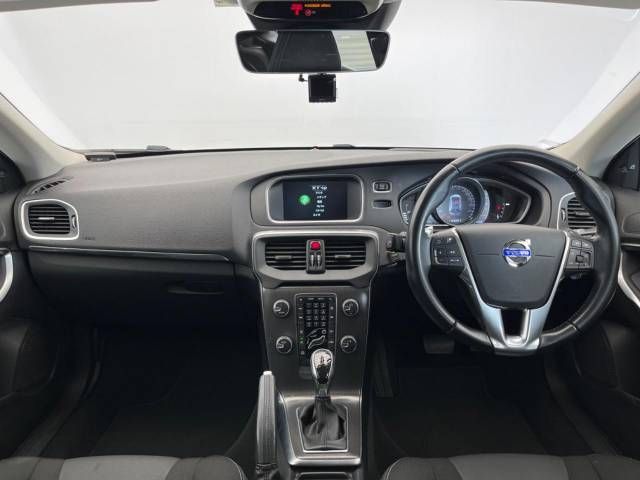 Volvo V40 2016-09 27912-1