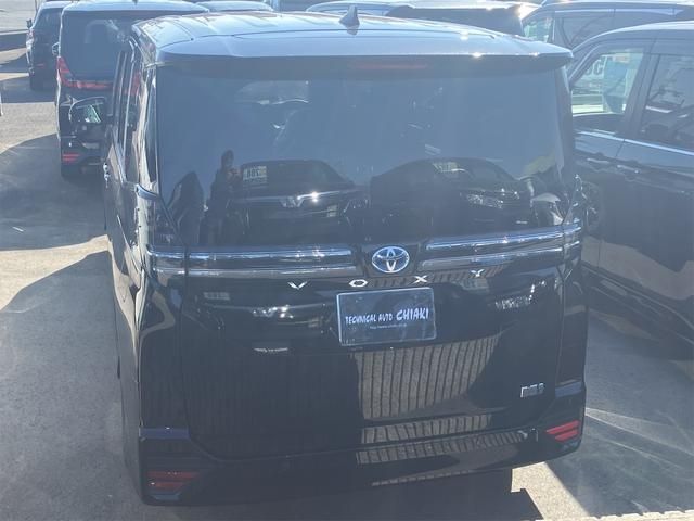 Toyota VOXY HYBRID 2023-11 183110-3