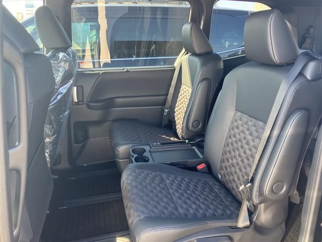 Toyota VOXY HYBRID 2023-11 183110-20