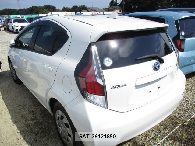 Toyota AQUA 2017-06 327936-2