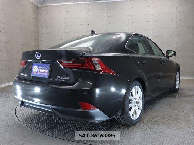 Lexus IS 2013-09 300067-1