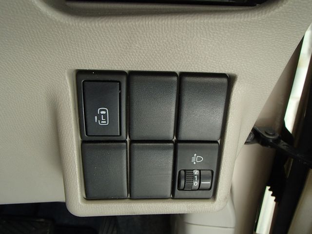 Nissan ROOX 2011-02 1388-18