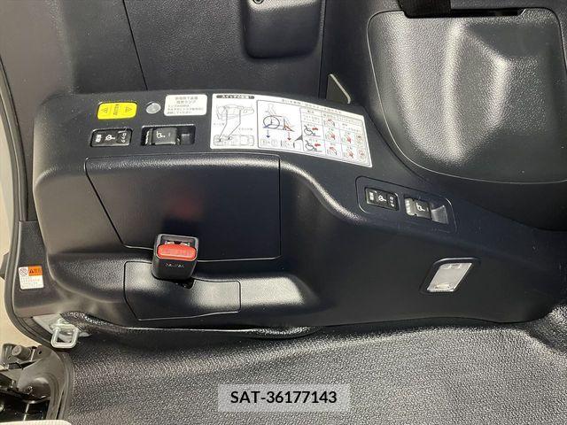 Toyota VOXY 2017-02 321519-3