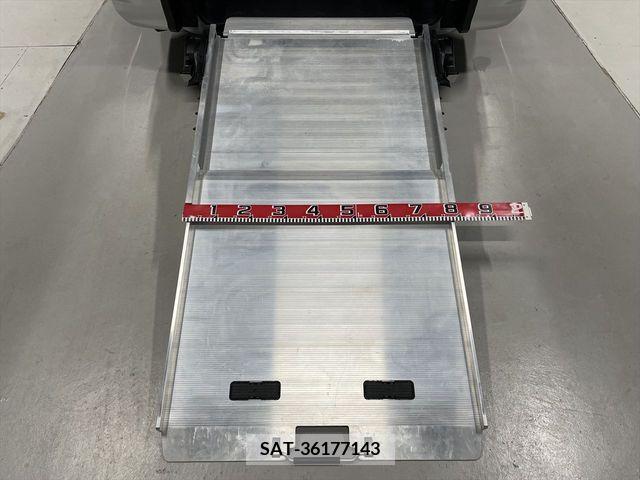 Toyota VOXY 2017-02 321519-1