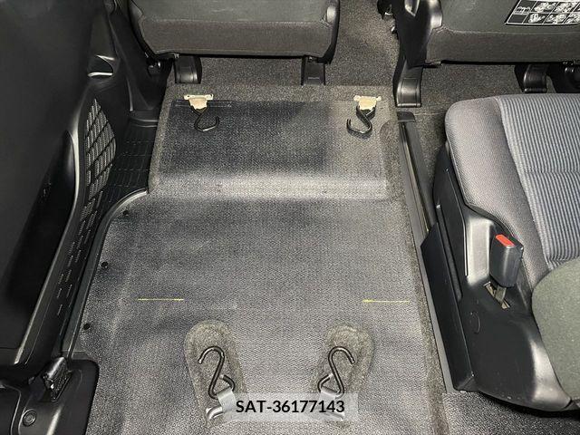 Toyota VOXY 2017-02 321519-5