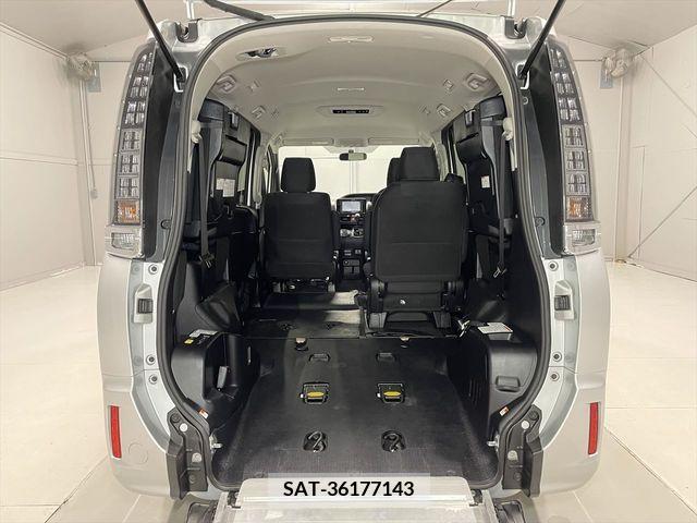 Toyota VOXY 2017-02 321519-2