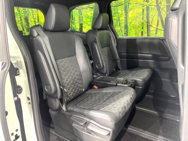 Toyota VOXY 2023-04 27050-9