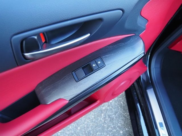 Lexus IS 2021-05 189996-28