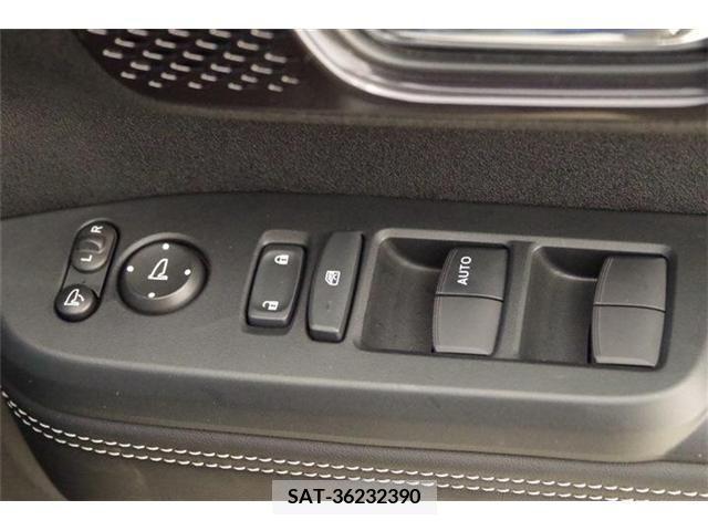 Honda N BOX CUSTOM 2023-10 210902-10