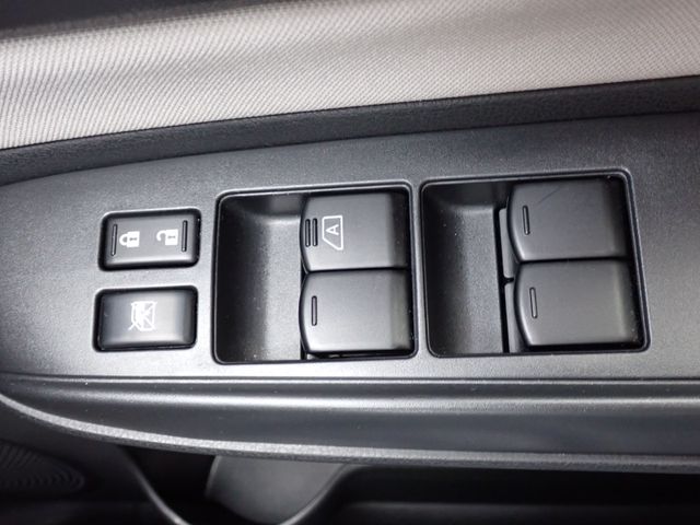 Nissan NOTE 2018-10 6890-8