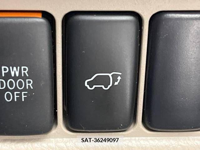 Toyota ISIS 2006-06 247534-6