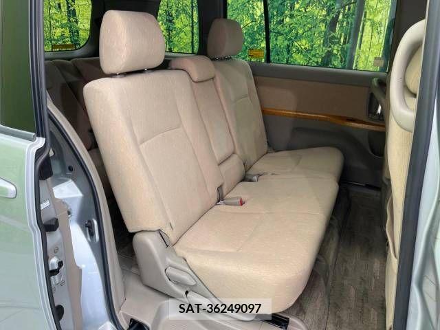 Toyota ISIS 2006-06 247534-8