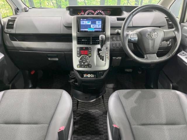 Toyota VOXY 2013-10 188756-1