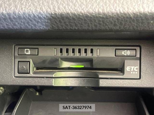 Toyota NOAH 2018-01 365101-7