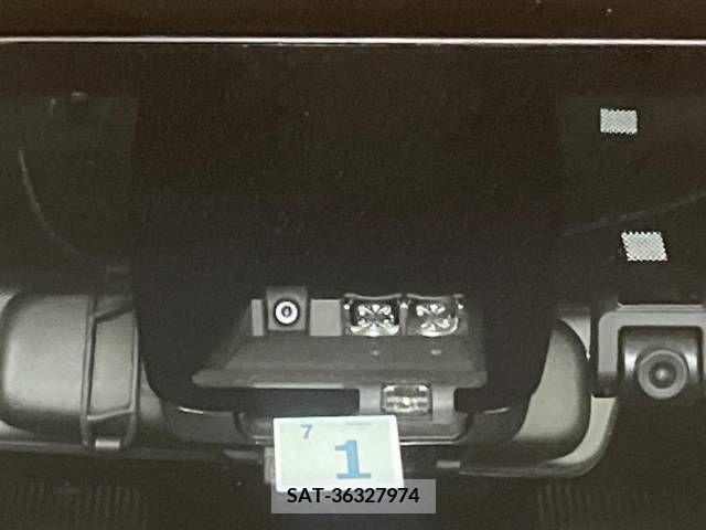 Toyota NOAH 2018-01 365101-2