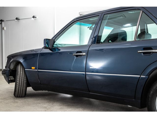 Mercedes Benz E-CLASS 1995-06 2154-9