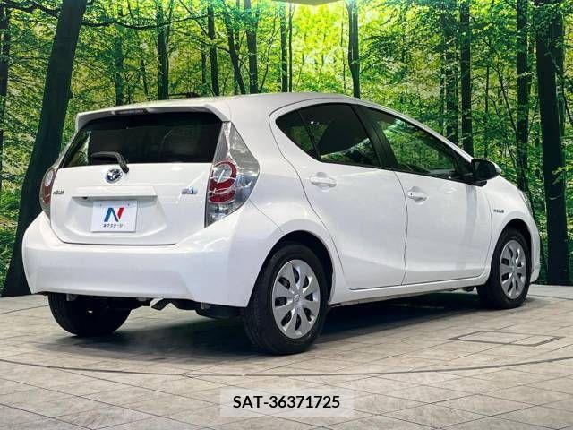 Toyota AQUA 2012-03 313942-17