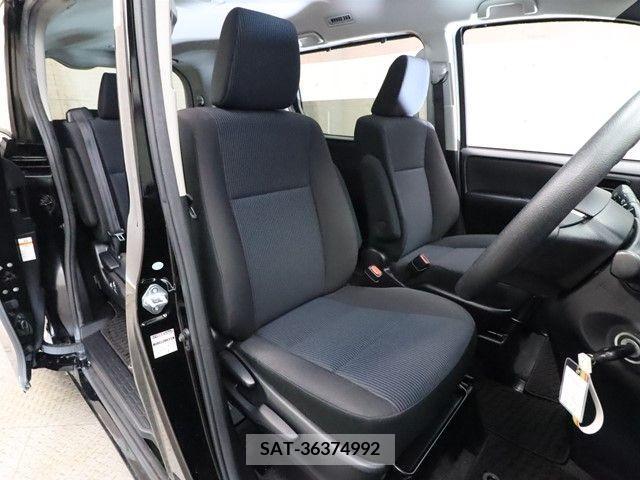 Toyota NOAH 2014-11 372734-3